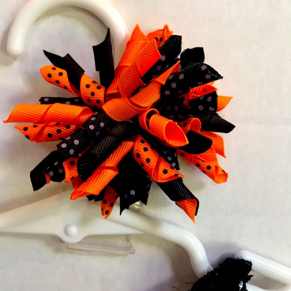 2 piece set.  Cute ruffle romper suitable for a 6-12 month old plus corker bow! - Picture 3 of 4